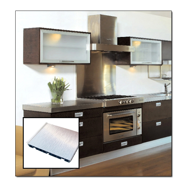 Rodap� pl�stico com revestimento a alum�nio para m�veis de cozinha